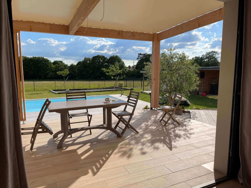Toile d'ombrage ivoire sur grande pergola