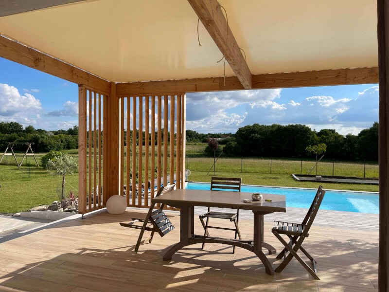 Voile d'ombrage couleur ivoire sur grande pergola
