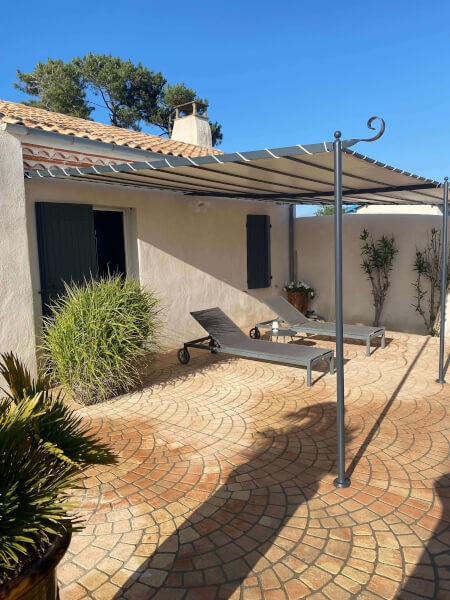 Pergola de terrasse avec protection solaire par filet d'ombrage