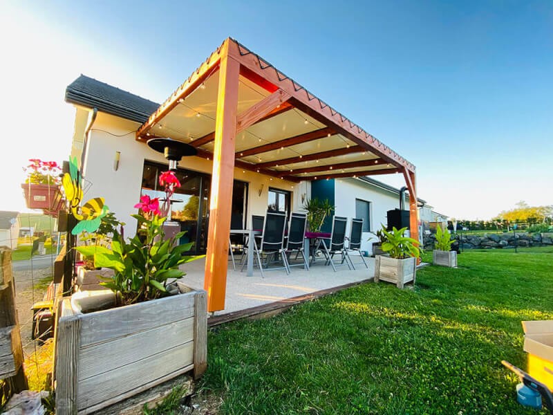 Pergola bois/alu avec la bâche PVC étanche couleur ivoire