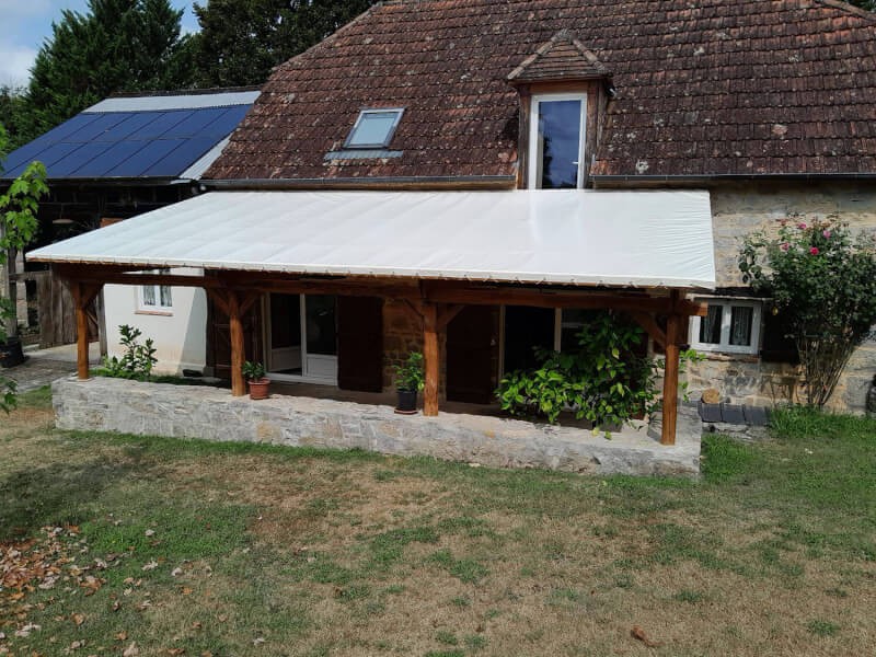 Bâche claire de grande pergola en bois sur mesure