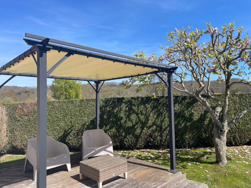 Bâche ivoire sur pergola pour nous abriter du soleil et protéger de la pluie