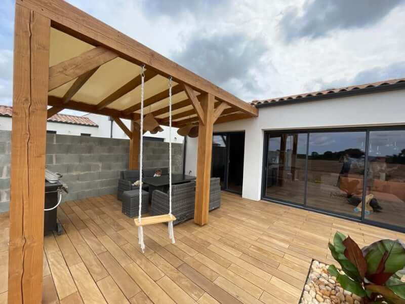 Pergola en bois équipée d'une bâche PVC couleur ivoire