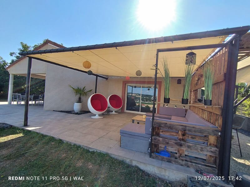 Bâche étanche pour équiper une grande pergola