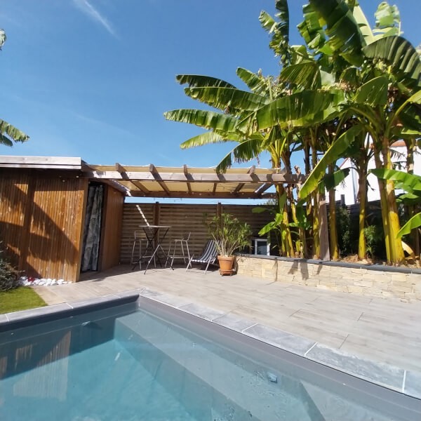 Ombrage de pergola en bois en bâche PVC couleur ivoire