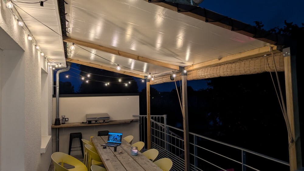 Bâche d'ombrage en PVC en toiture de pergola adossée maison