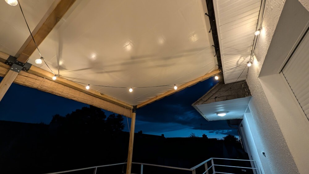 Bâche d'ombrage en toit de pergola adossée maison