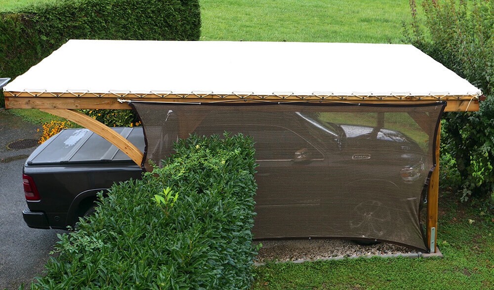 Bâche PVC en toit de carport en bois
