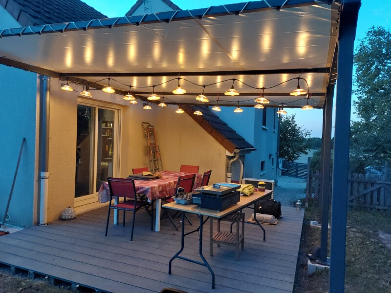 Bâche d'ombrage étanche sur pergola adossée à la maison