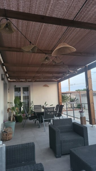Filet en couverture de pergola couleur brun