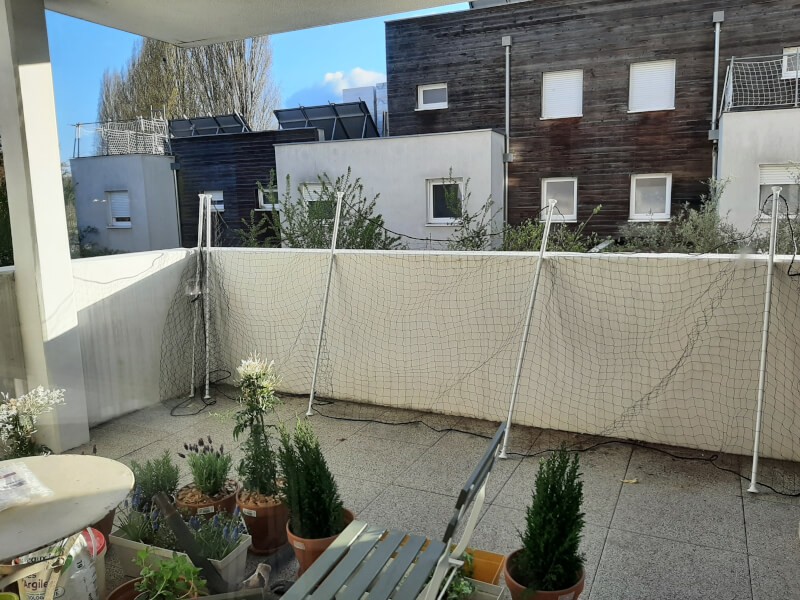 Filet de protection chats sur terrasse sans perçage avec tubes PVC