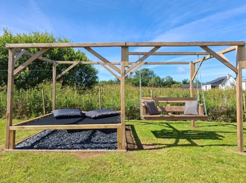 Filet sunbed extérieur sur structure en bois