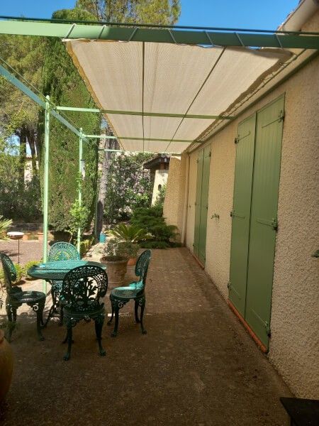 Filet d'ombrage sur pergola anti-chaleur sur fenetres