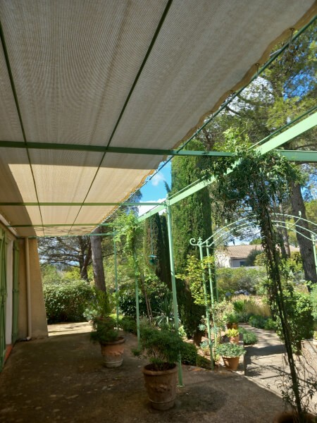 Filet d'ombrage ivoire sur pergola anti-chaleur sur fenêtres