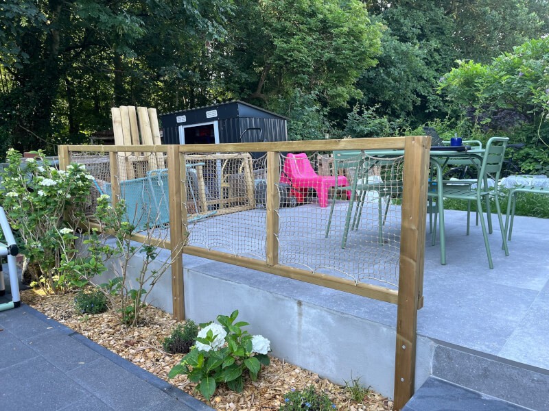 Filet de protection sur support garde-corps en bois