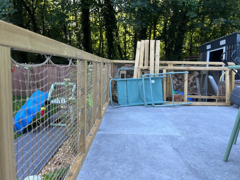 Filet de protection chanvre sur support garde-corps en bois