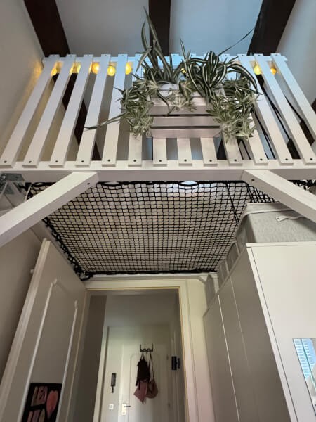 Filet d'habitation noir dans une chambre d'enfant