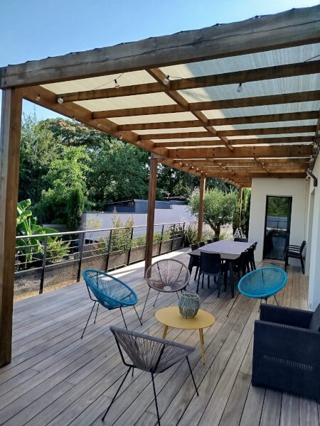 Filets d'ombrage ivoire sur pergola bois grandes dimensions