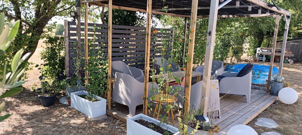 Filet à ramer pour habiller une pergola avec des fleurs grimpantes