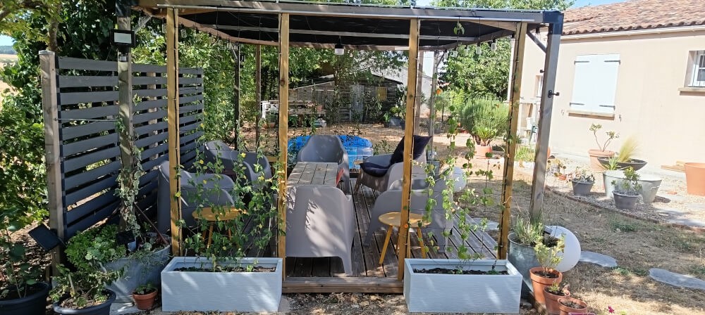Filet à ramer pour habiller une pergola en bois avec des fleurs grimpantes