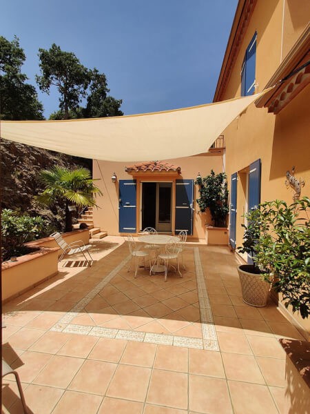 Toile d'ombrage couleur ivoire pour terrasse