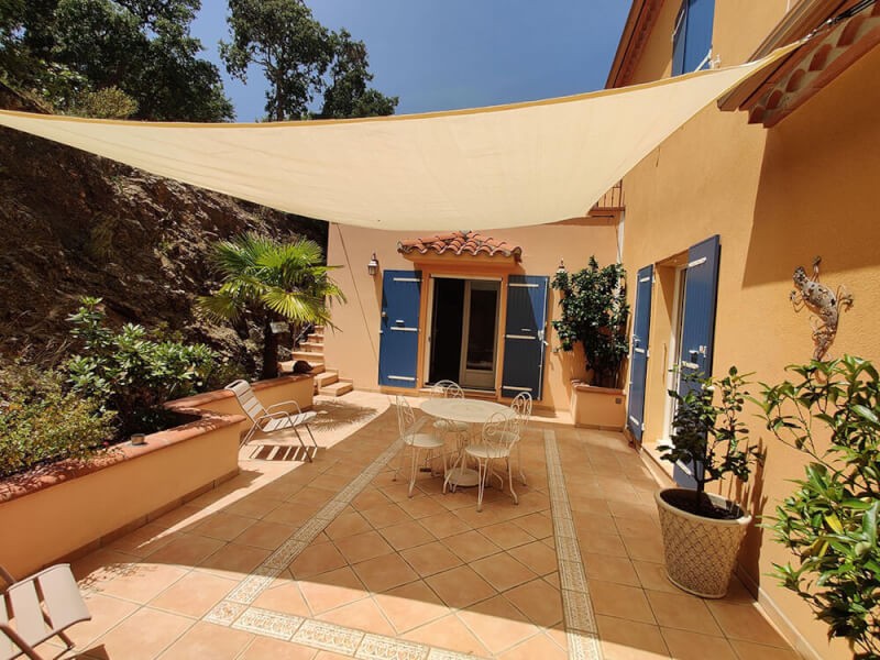Toile d'ombrage couleur ivoire pour terrasse suspendue