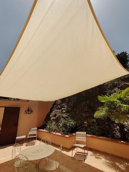 Toile d'ombrage couleur ivoire suspendue pour terrasse