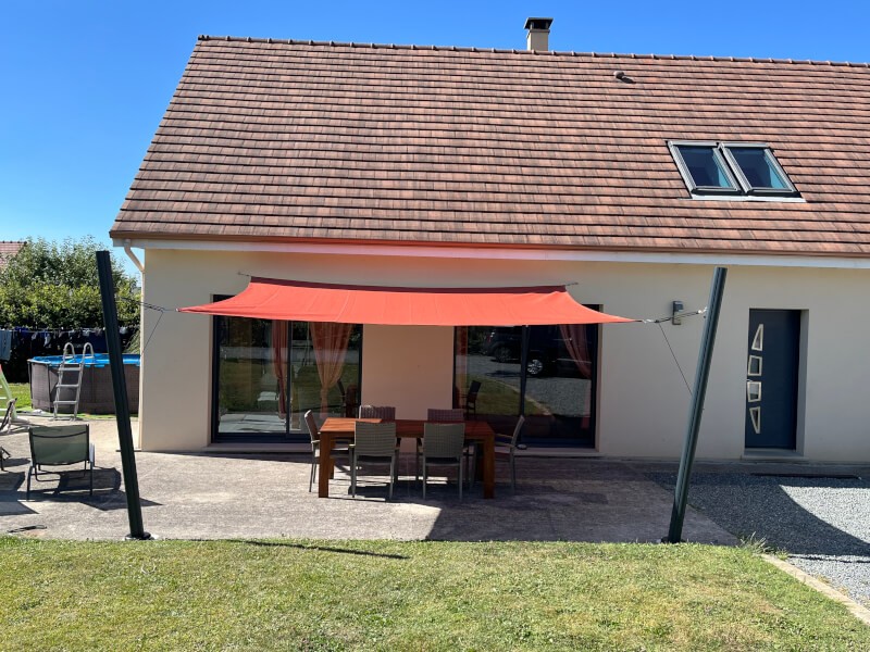 Toile d'ombrage couleur cayenne pour profiter de sa terrasse