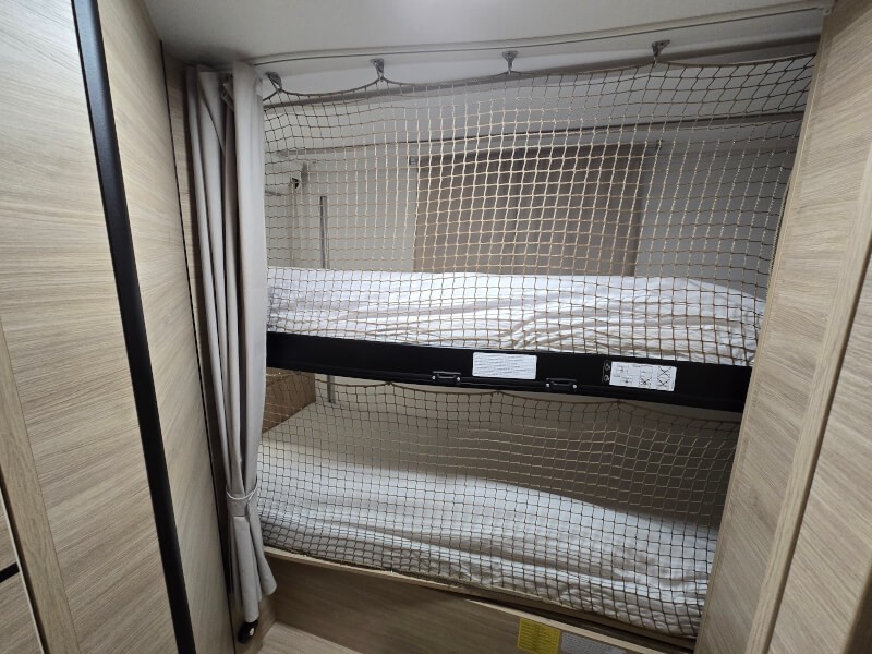 Filet de protection pour sécuriser des lits de camping-car
