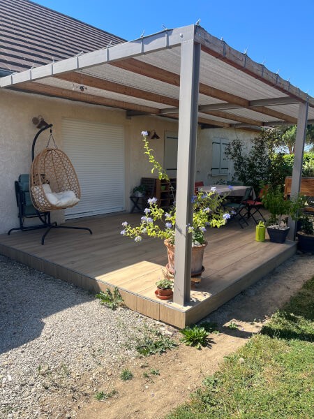 Toile d'ombrage couleur ivoire sur pergola fixé avec sandow