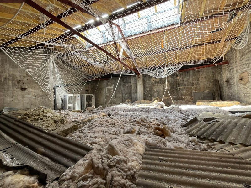 Filet de sécurité sur chantier de toit