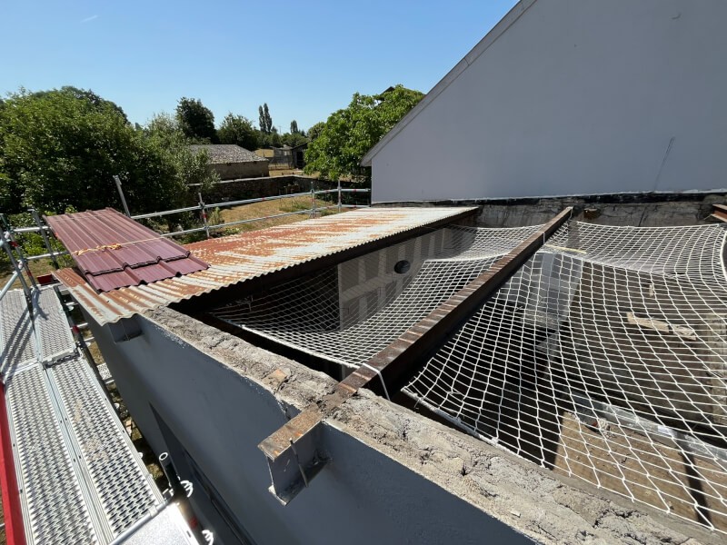 Filet de sécurité sur chantier de toiture en rénovation