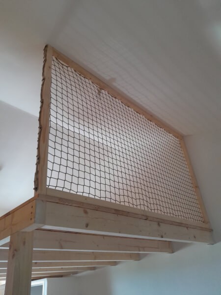 Filet en protection d'une mezzanine sur cadre en bois