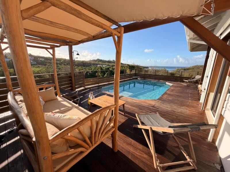 Bâche d'ombrage sur terrasse de piscine