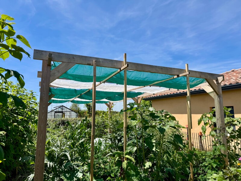 Filet d'ombrage sur pergola pour potager