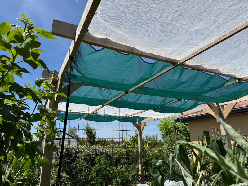 Filets d'ombrage vert et blanc pour potager