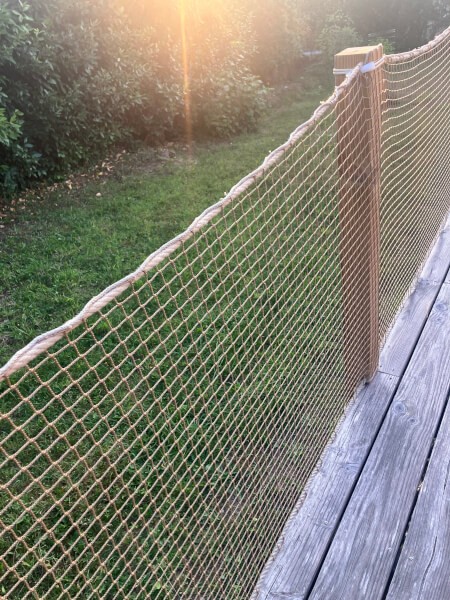 Cordage et filet pour créer un garde-corps de terrasse avec poteaux en bois