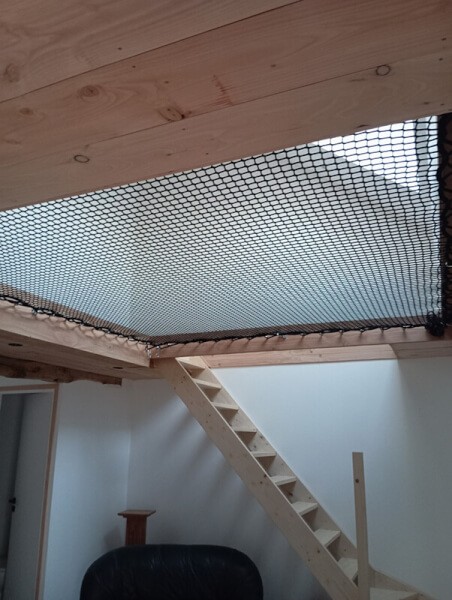 Installation d'un filet pour habitation noir