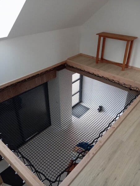 Installation d'un filet pour habitation noir sur cadre en bois