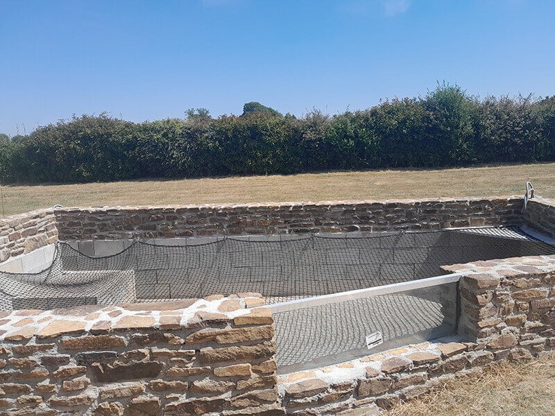 Filet de sécurité antichute dans un chantier de maison en construction