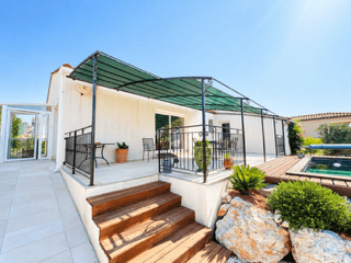Bache d'ombrage verte sur une grande pergola