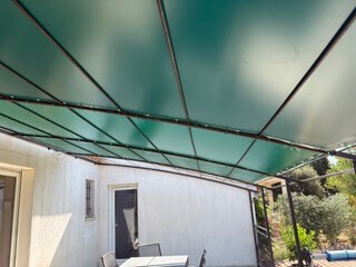 Bache d'ombrage verte sur une grande pergola arrondie