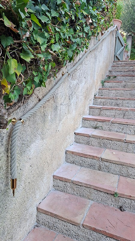 Créer une rampe d'escalier en corde dans son jardin