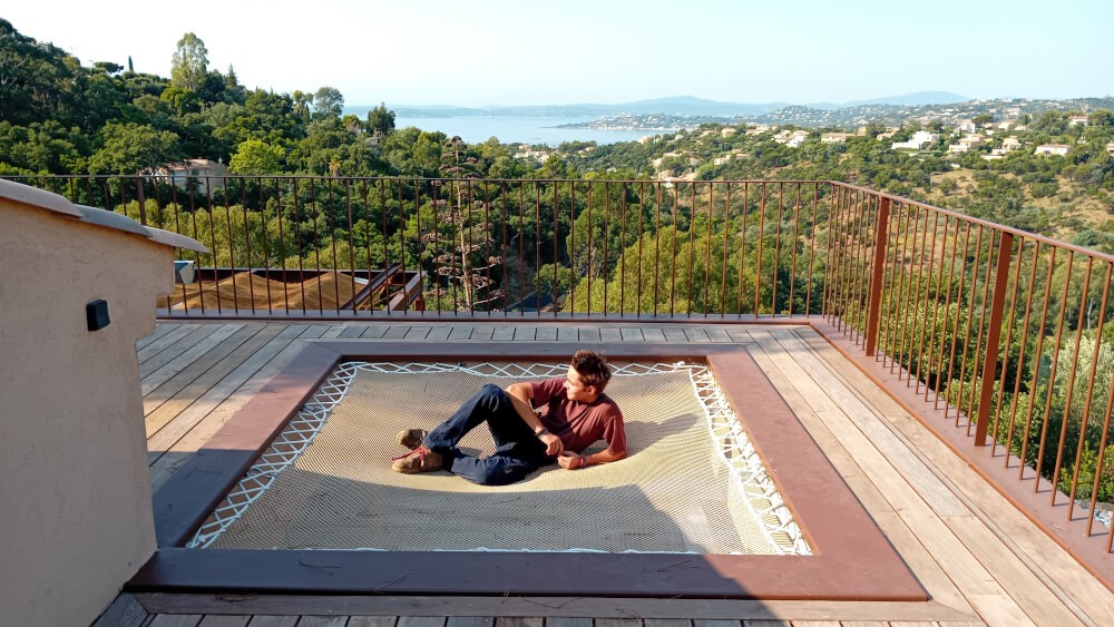 Filet de détente sur une terrasse en hauteur vue sur mer