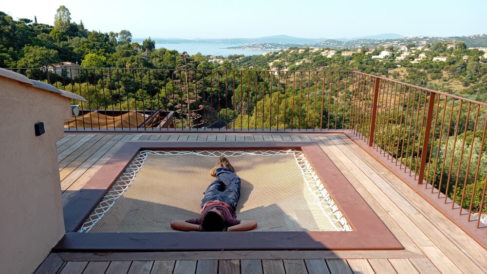 Filet de détente couleur chanvre sur une terrasse en hauteur