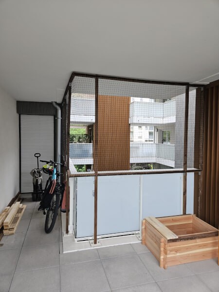 Protection d'un balcon d'appartement pour chat sur structure en bois