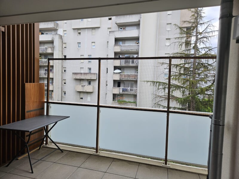Protection d'un balcon d'appartement pour chat sur structure en bois sur mesure
