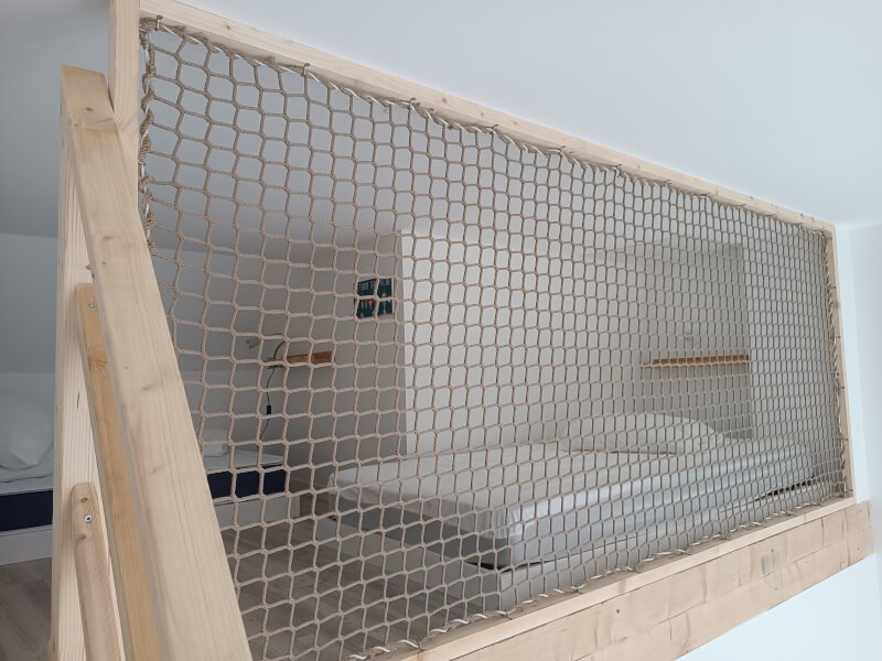 Sécuriser une mezzanine d'appartement avec un filet