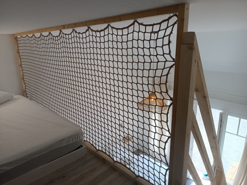 Sécuriser une mezzanine d'appartement avec un filet sur mesure