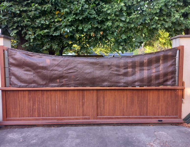 Occulter un portail en bois sur mesure